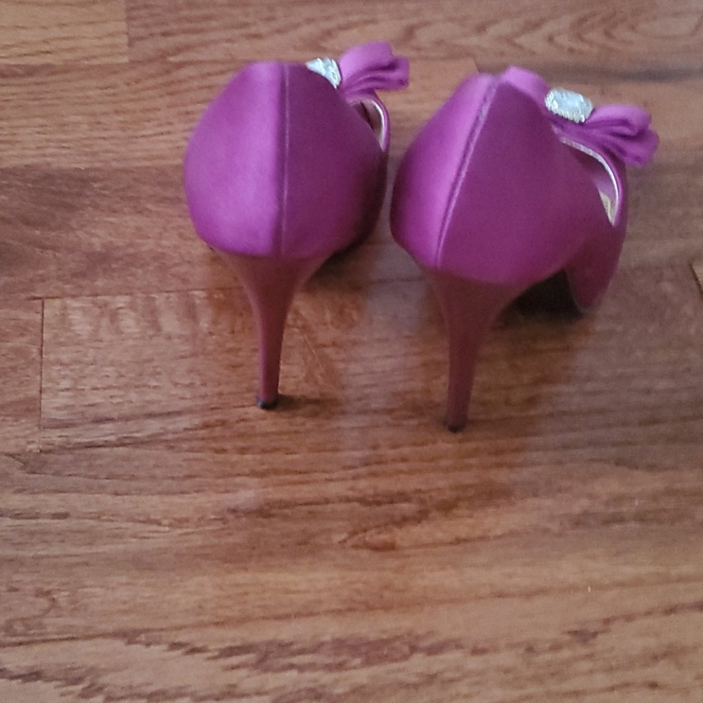 Beautiful satin stiletto pump - Picture 3 of 4